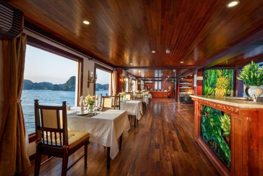 Ein Esszimmer auf einem Boot mit Holzböden und Tischen und Stühlen