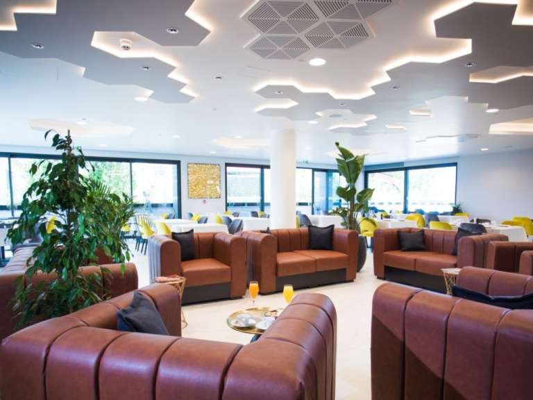 Ein Wohnzimmer mit braunen Ledersofas und Stühlen