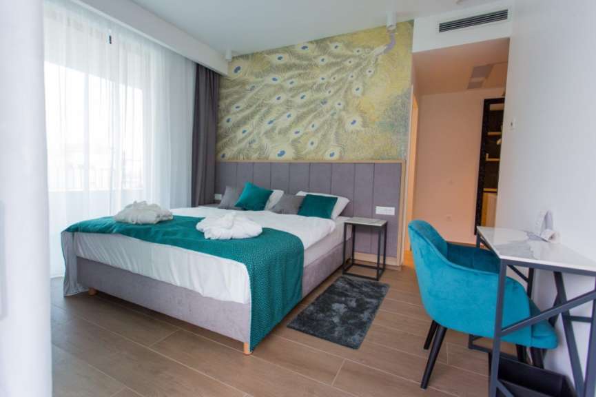 Ein Hotelzimmer mit einem Bett und einem Stuhl