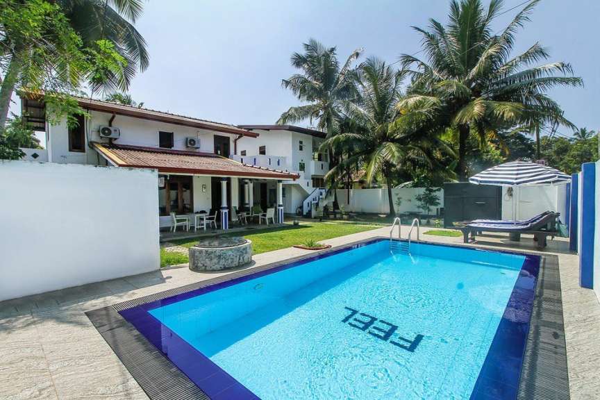 Ein großer blauer Pool mit der Aufschrift feel darauf
