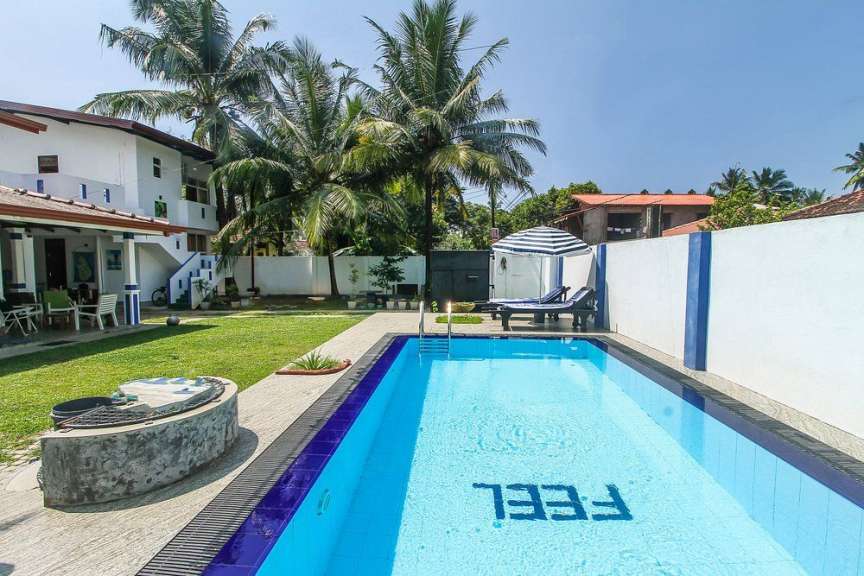 Ein großer Swimmingpool mit der Aufschrift „ feel “ darauf