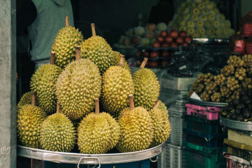 Ein Tablett mit Durian-Früchten steht auf einem Markt
