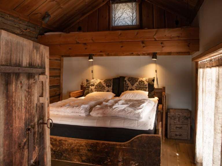 Ein Schlafzimmer mit einem Bett und einer Holzkiste