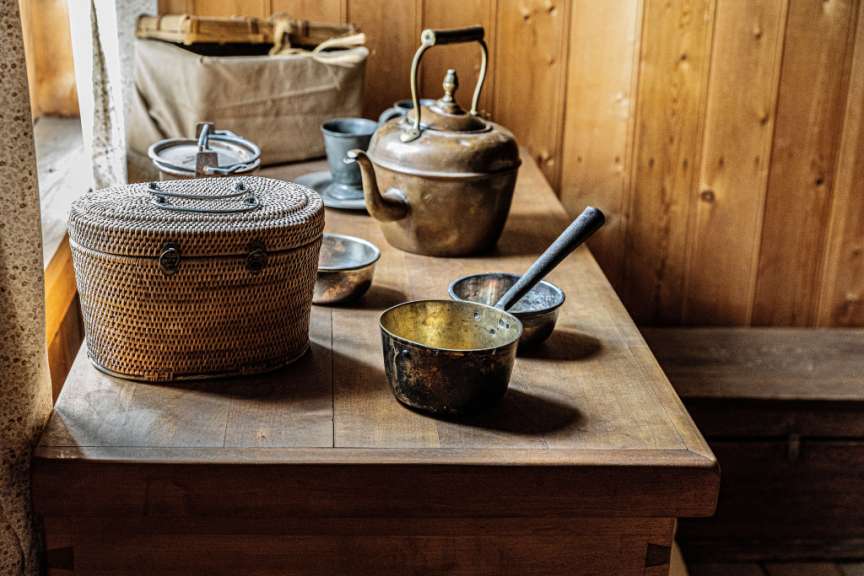 Auf einem holztisch stehen verschiedene küchengeräte