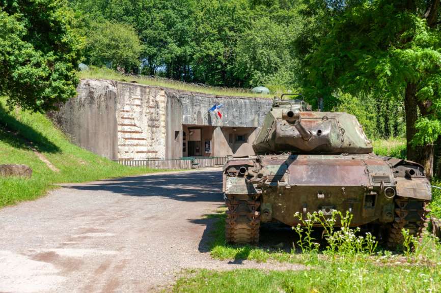 Ein Tank steht vor einem Gebäude mit einer Flagge darauf