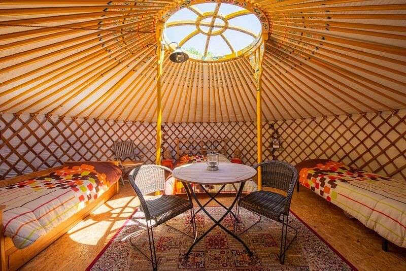 Ein yurt mit zwei Betten und einem Tisch