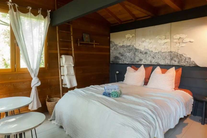Ein Schlafzimmer mit einem Bett und einem Gemälde an der Wand