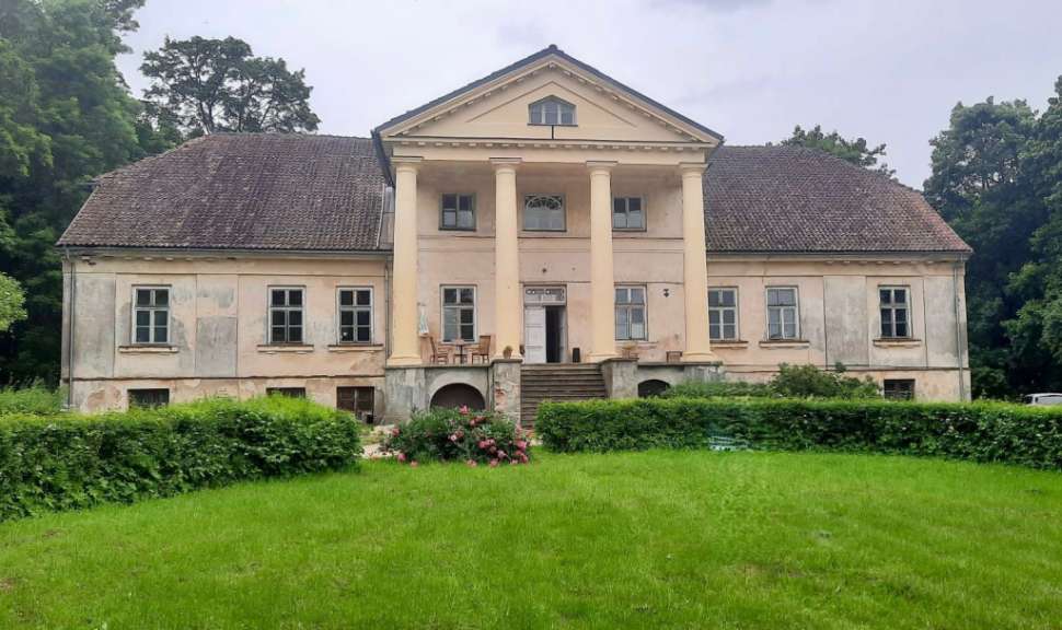 Ein großes Gebäude mit vielen Fenstern und Säulen