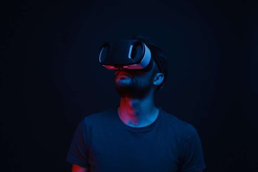 Ein mann trägt eine virtual reality-brille und schaut in die luft