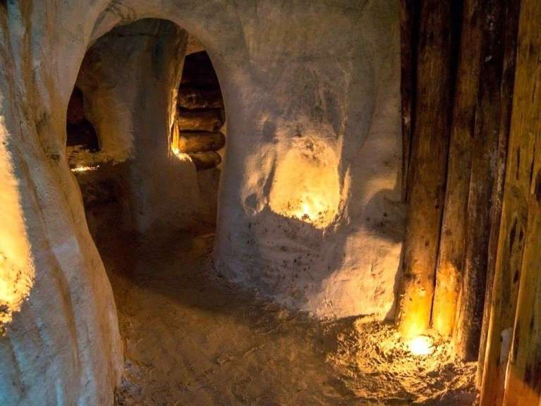 Eine kleine Höhle mit einer Kerze in der Mitte