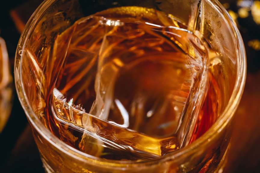 Ein Glas Whisky mit Eiswürfeln in der Mitte