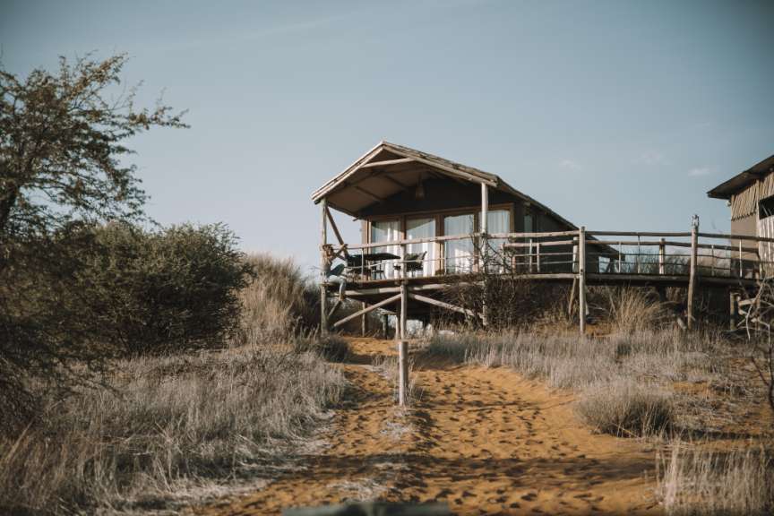 Ein kleines Haus auf einem Hügel in der Wüste