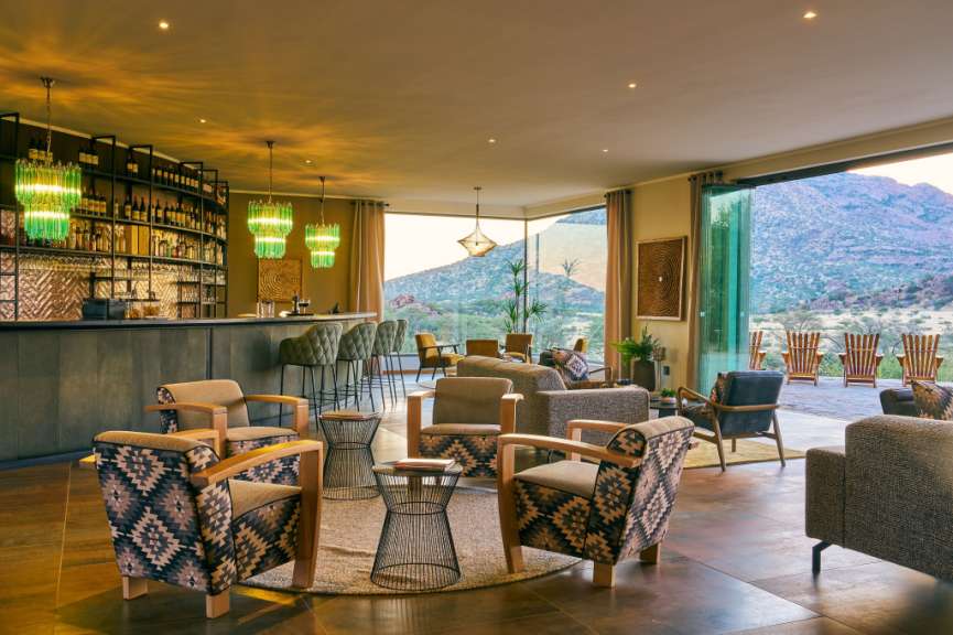 Ein Wohnzimmer mit vielen Stühlen und einer Bar