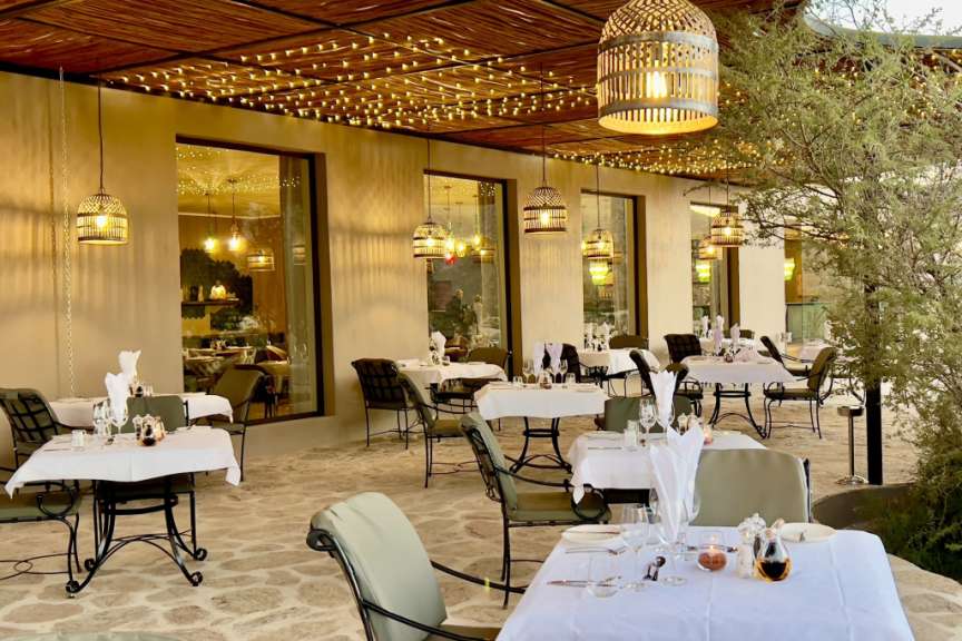 Ein Restaurant mit vielen Tischen und Stühlen