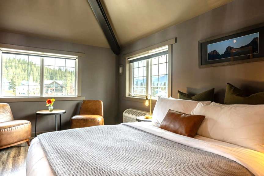 Ein Hotelzimmer mit einem Bett und einem Stuhl