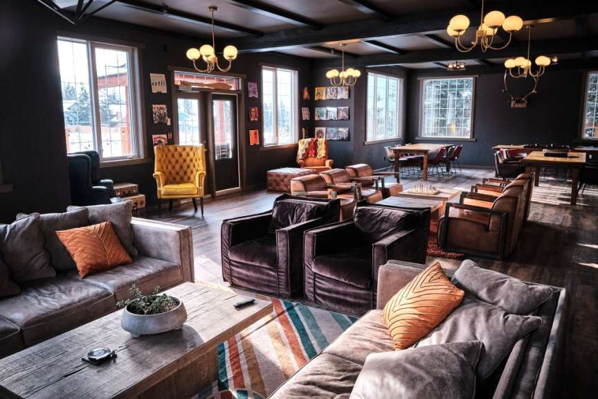 Ein Wohnzimmer mit vielen Couchen und Stühlen