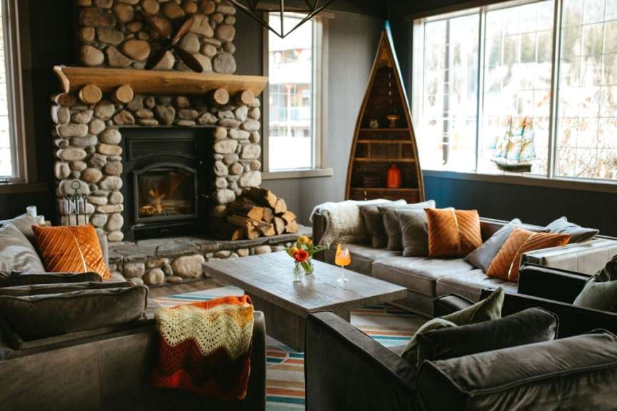 Ein Wohnzimmer mit vielen Möbeln und einem Steinkamin