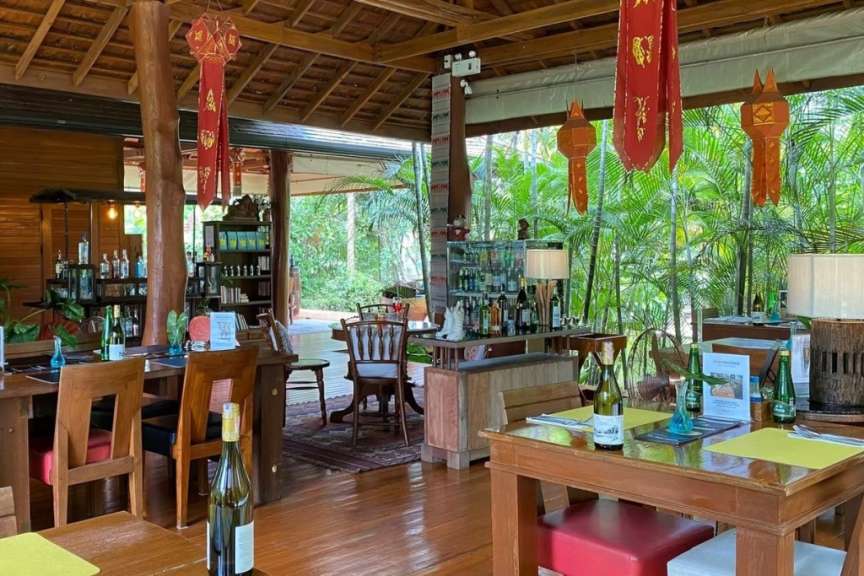 Ein Restaurant mit Tischen und Stühlen und Flaschen Wein
