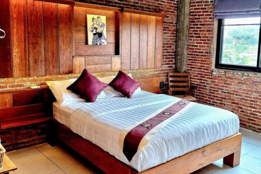 Ein Schlafzimmer mit einem Bett und einem Bild an der Wand