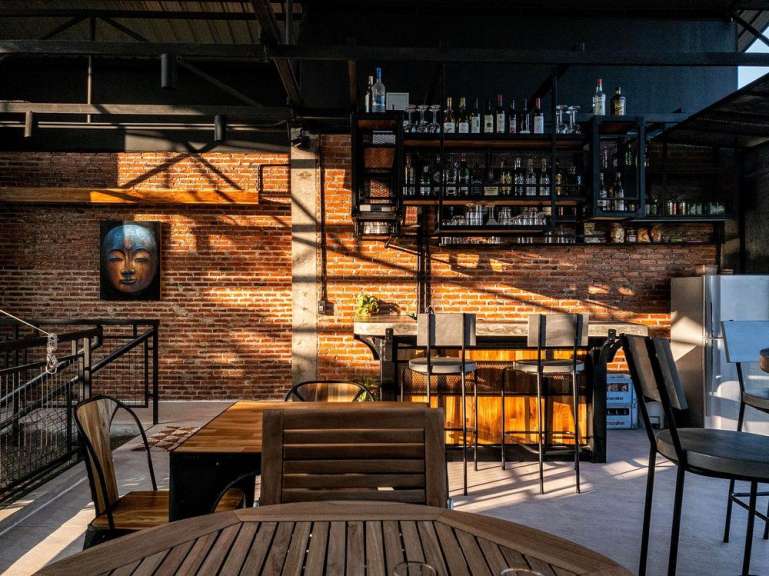 Ein Tisch und Stühle in einem Raum mit Backsteinwänden