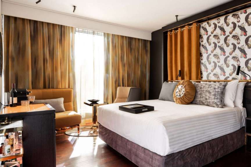 Ein Hotelzimmer mit einem Bett und einem Stuhl
