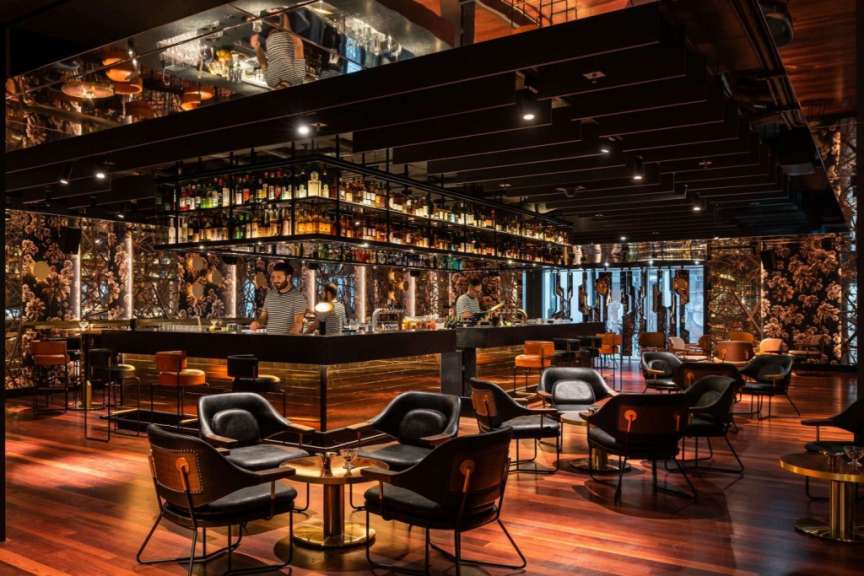 Ein Mann steht hinter einer Bar in einem Restaurant