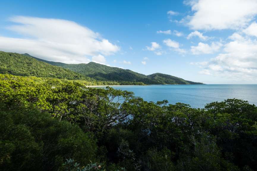 Ein Blick auf den Ozean mit Bergen im Hintergrund
