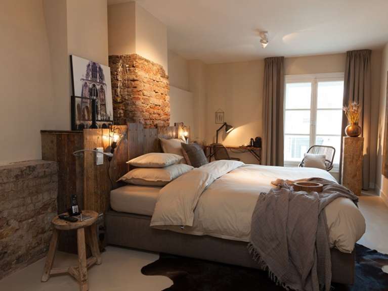 Ein Schlafzimmer mit einem Bett und einem Stuhl