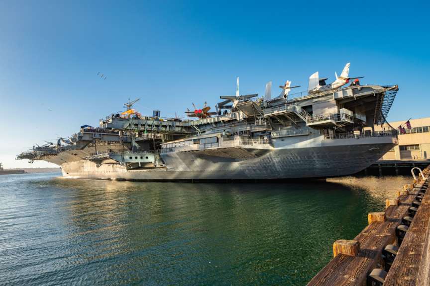 Ein großes Kriegsschiff liegt in einem Hafen