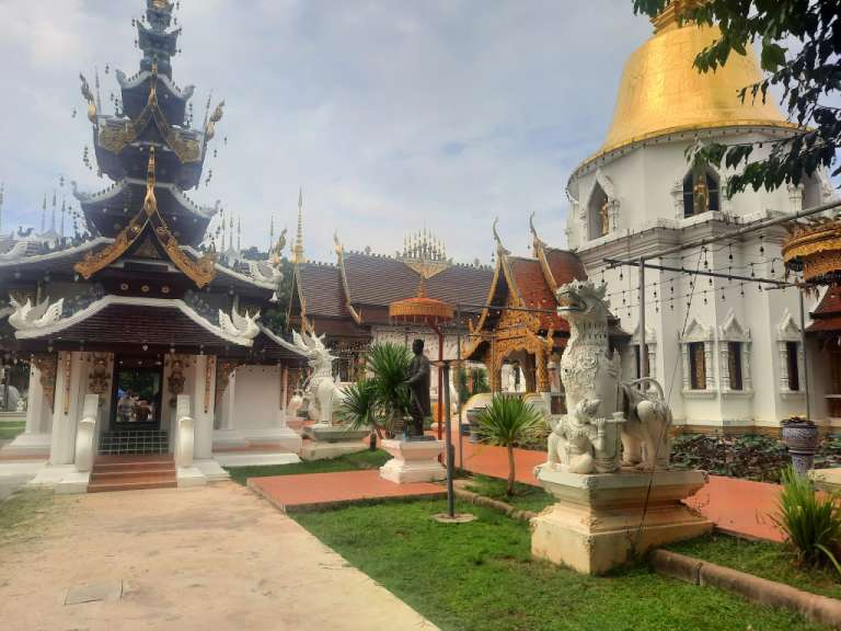 Eine Statue eines Löwen steht vor einem Tempel