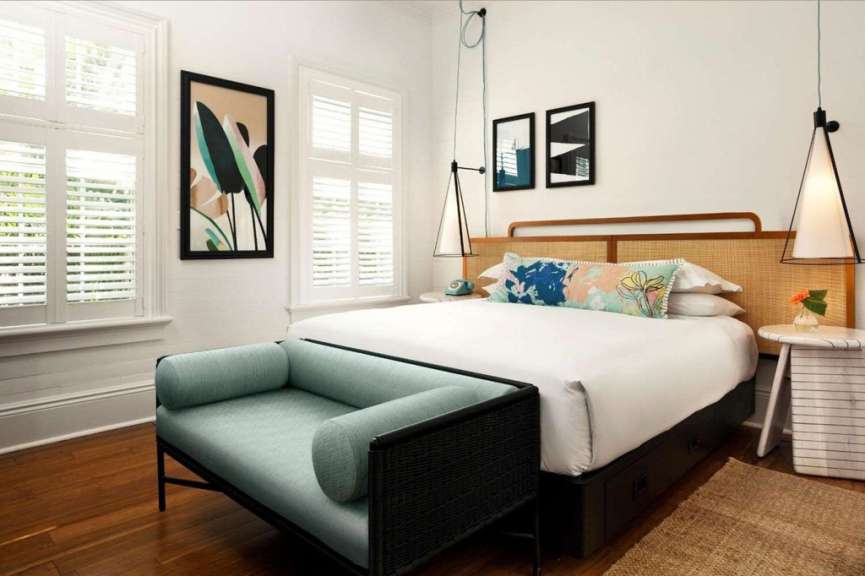 Ein Schlafzimmer mit einem Bett und einem Stuhl