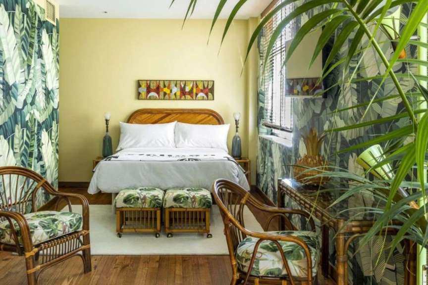 Ein Schlafzimmer mit einem Bett und zwei Stühlen