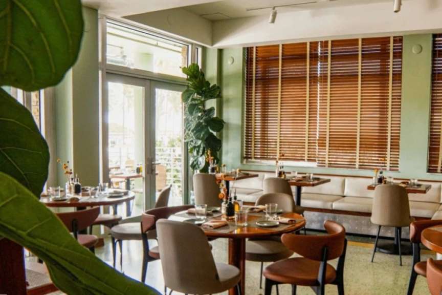 Ein Restaurant mit vielen Tischen und Stühlen