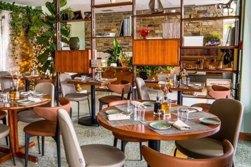 Eine Reihe von Tischen und Stühlen in einem Restaurant