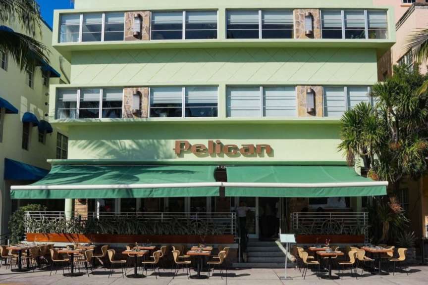 Ein grünes Gebäude mit der Aufschrift Pelican darauf