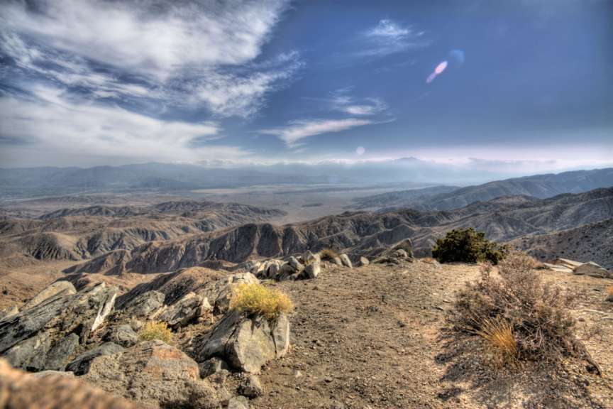 Ein Blick auf eine Wüste mit Bergen im Hintergrund