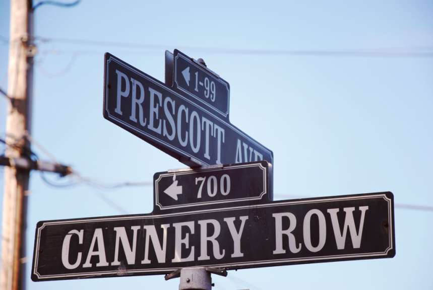 Ein schwarz-weißes Straßenschild mit der Aufschrift „ cannery row “
