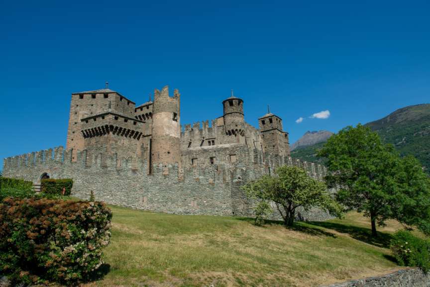 Ein großes mittelalterliches Schloss mit einem blauen Himmel dahinter