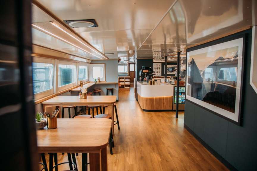 Ein Restaurant mit Holzböden und Tischen und Stühlen