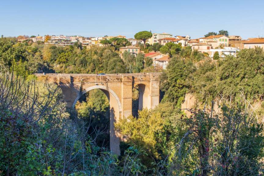 Eine Brücke über einen Fluss mit einer Stadt im Hintergrund