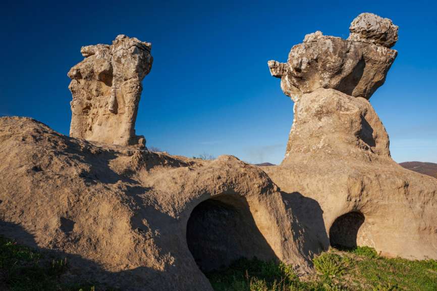 Ein paar große Felsen stehen nebeneinander