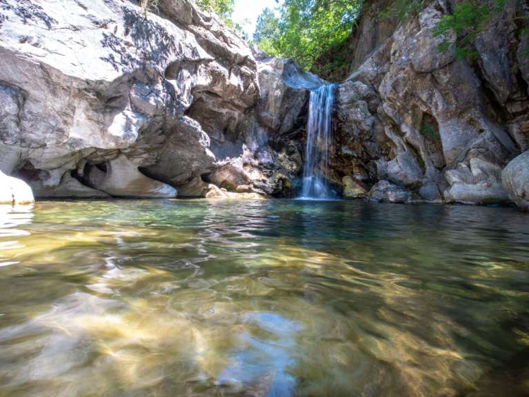 Ein Wasserfall inmitten einer felsigen Landschaft