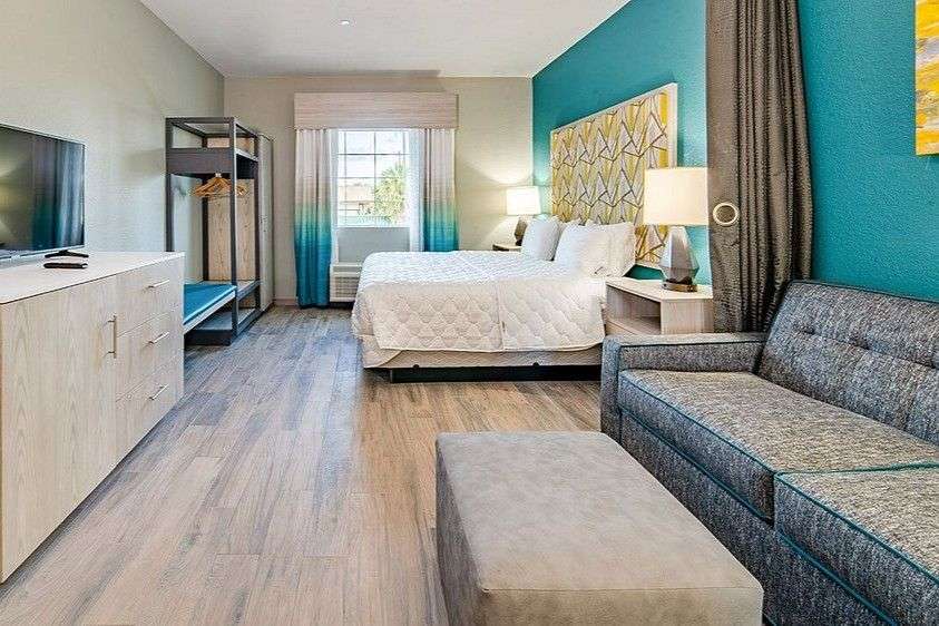 Ein Hotelzimmer mit einem Bett und einem Fernseher