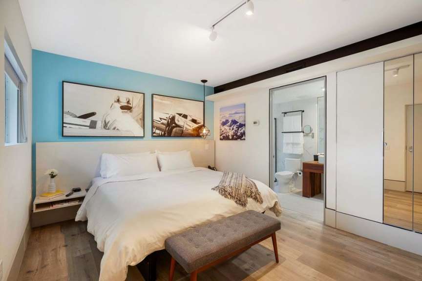 Ein Schlafzimmer mit einem Bett und zwei Bildern an der Wand