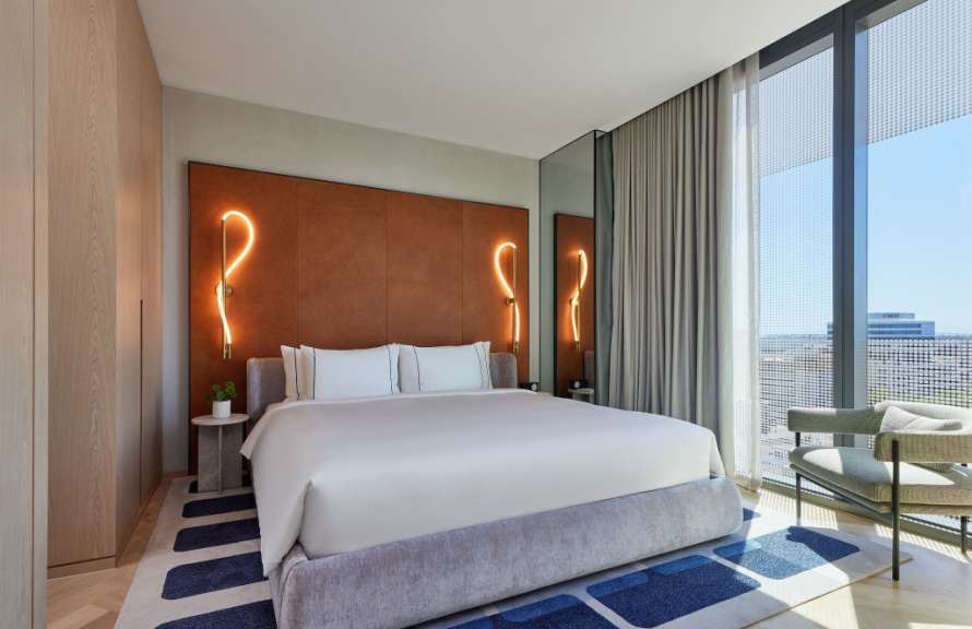Ein Hotelzimmer mit einem Bett und einem Stuhl