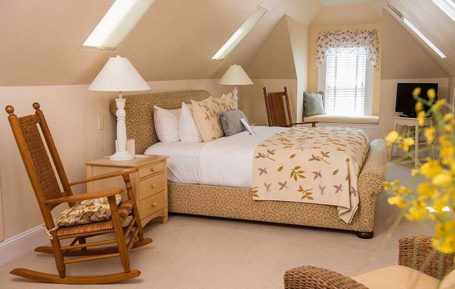 Ein Schlafzimmer mit einem Bett und einem Schaukelstuhl
