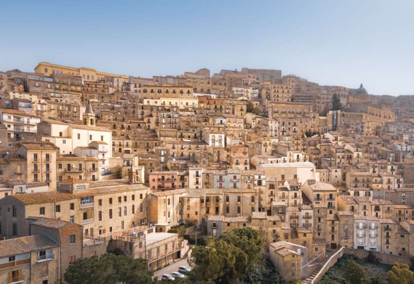 Eine Stadt mit vielen Gebäuden auf einem Hügel