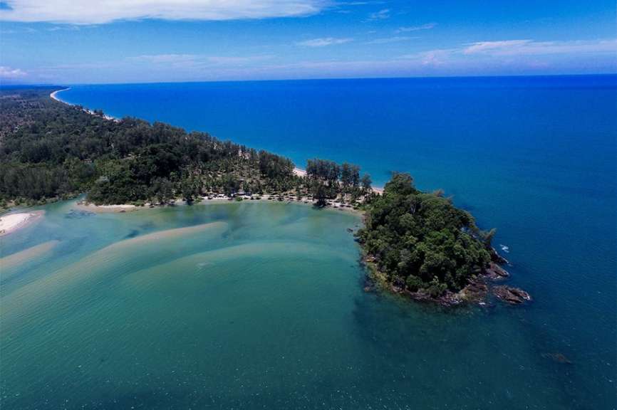 Eine kleine Insel im Ozean mit Bäumen darauf