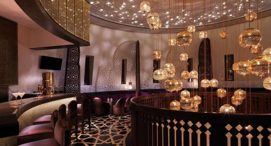 Eine Bar mit vielen goldenen Laternen an der Decke