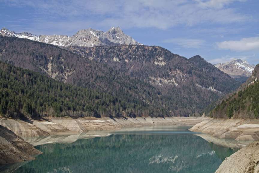 Ein See inmitten einer Bergkette mit Bergen im Hintergrund